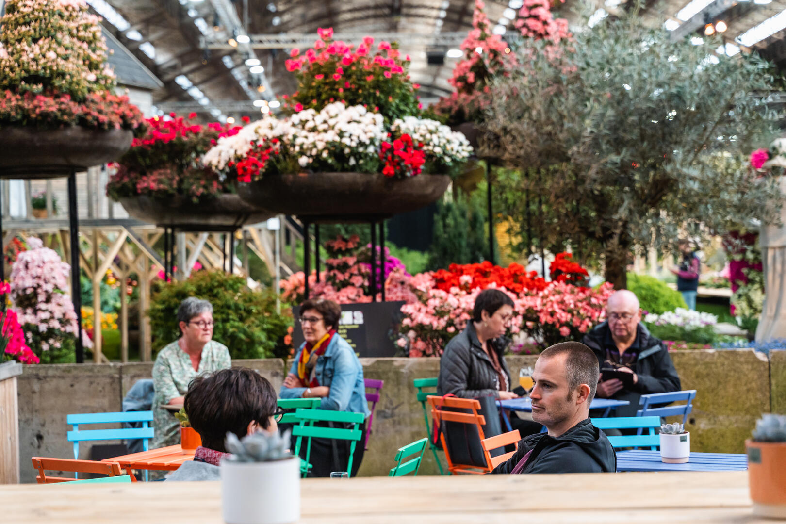 Catering_Floraliën Foto van catering op Floraliën bij kleurrijk terras en bloemen